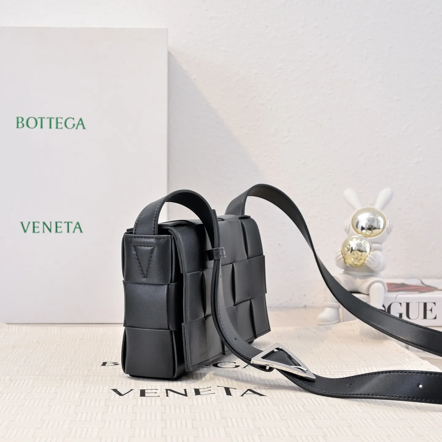 Batch 1520 B Home The new version of CASSETTE has a two-color design with a silver buckle and a hardware triangle buckle. It is really amazing. The two-color urban leather is stiff and fashionable. The lining of the bag is made of suede leather to create a style contrast with the outside. There is no bump in the bag. It is classic weaving, low-key luxury, but there are surprises inside. Simple and easy to wear, suitable for any outfit. Highlights are the same size for men and women. Model: 8768 size：23x15x5